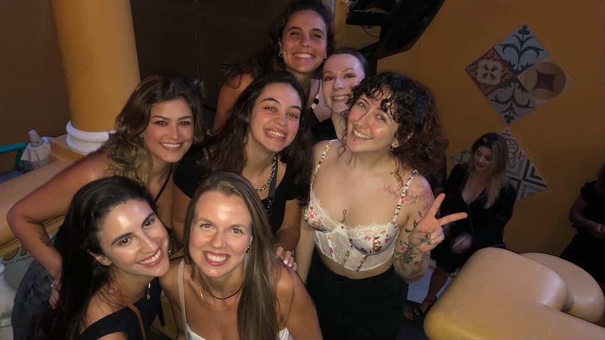 Grupo de mulheres participando de workshop sensual